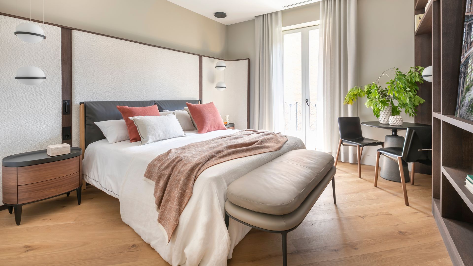 Dormitorio con cabecero XL de formas envolventes