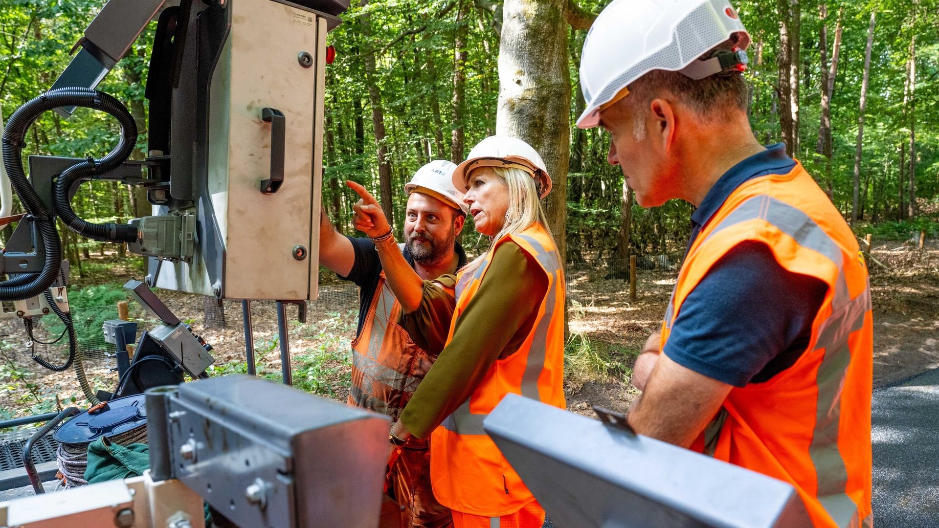 La llamativa imagen de Máxima de Holanda supervisando la ampliación de una autopista con casco y uniforme de obra