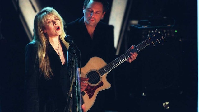 Stevie Nicks y Lindsey Buckingham actúan en el Rock & Roll Hall of Fame, 1998