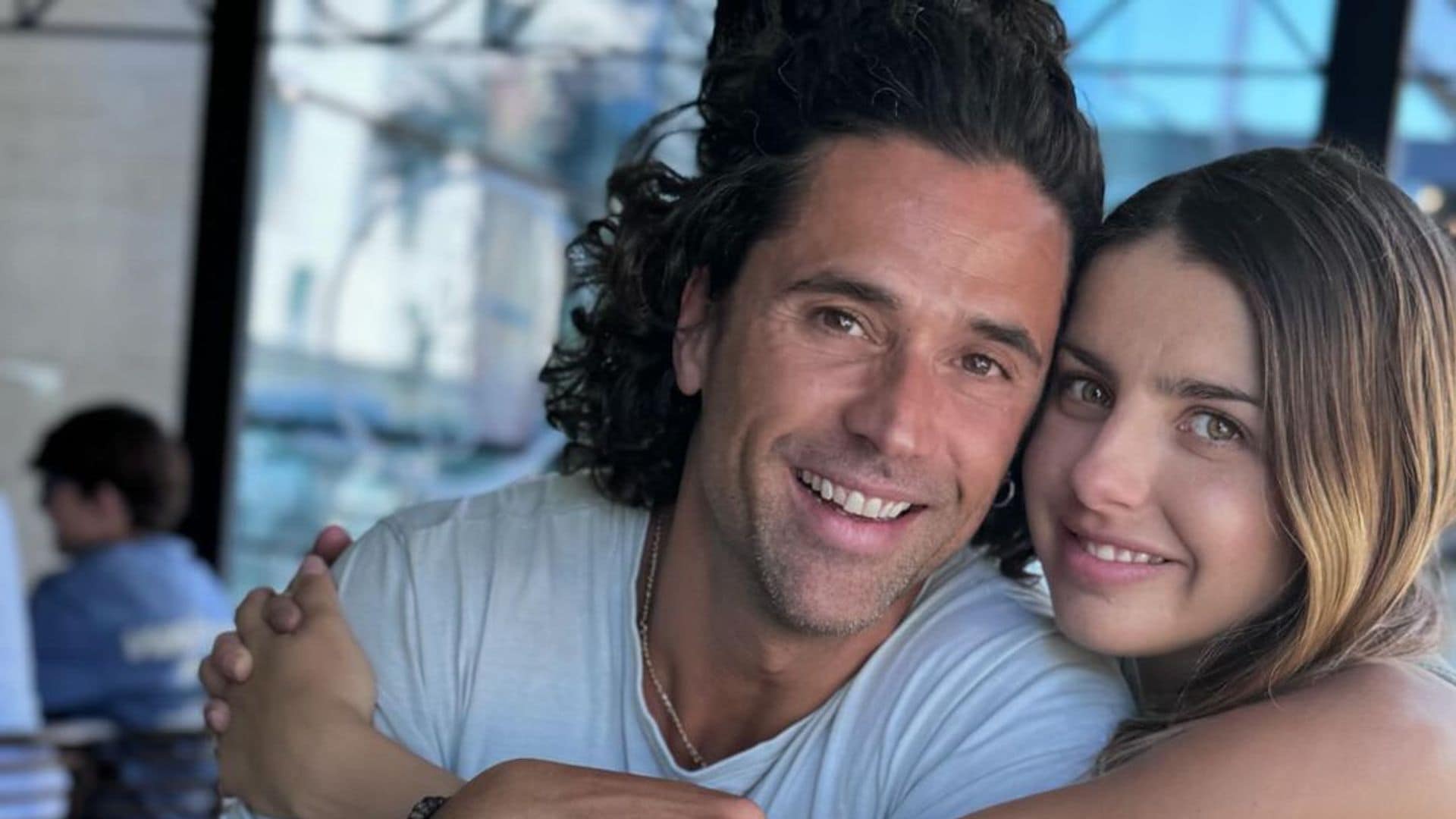 Michelle Renaud y Matías Novoa, felices por las calles de Madrid junto a su bebé