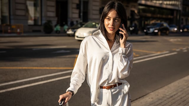 Mujer pasea por las calles de Barcelona, disfrutando de un agradable día  en la gran ciudad