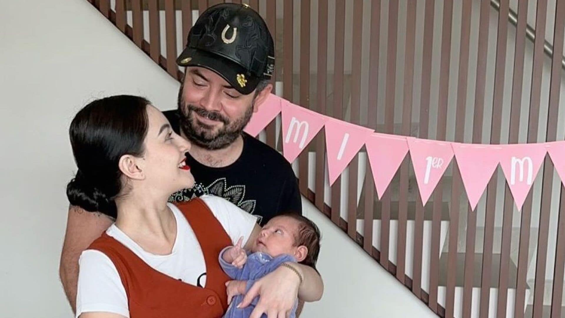 Con un pastel, José Eduardo Derbez y Paola Dalay celebran el primer mes de vida de su hija Tessa
