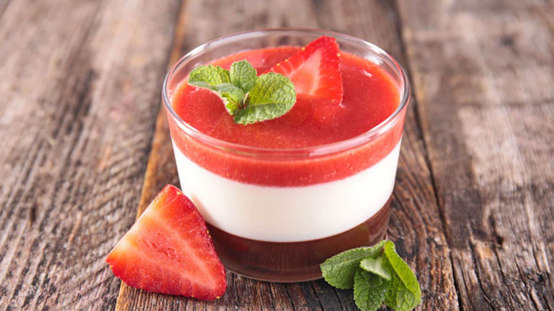 Postre trifásico de chocolate, nata y fresa