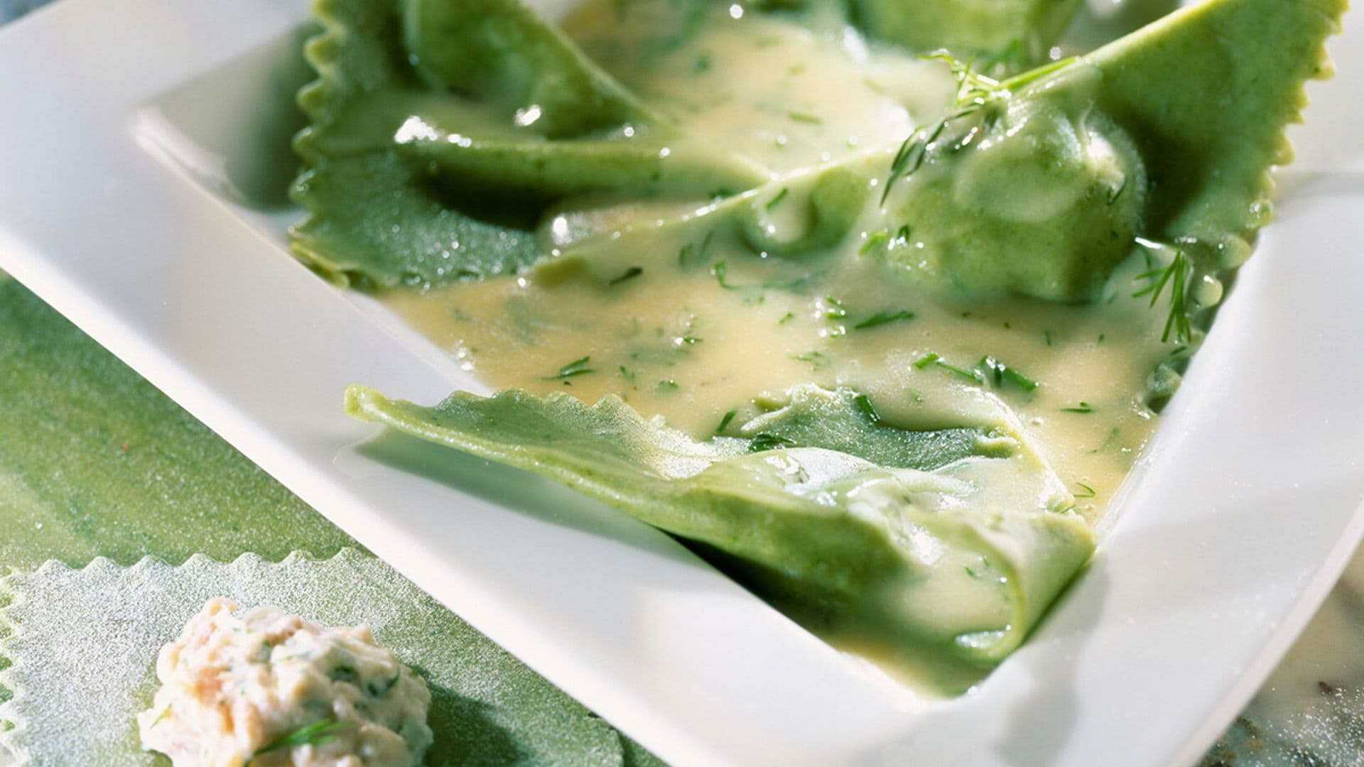 Raviolis caseros de espinacas rellenos de salmón con mantequilla al eneldo