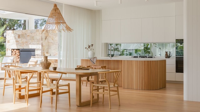 Vista de la cocina integrada con salida al exterior