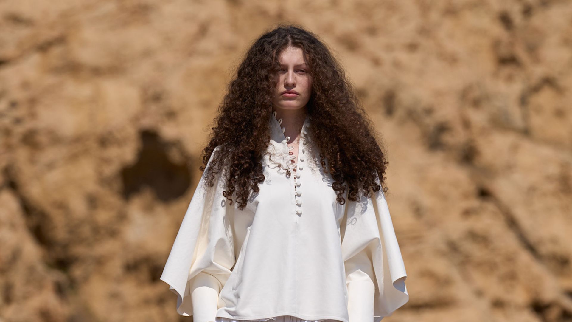 Athena Accorsi, la hija de Laetitia Casta y Stefano Accorsi, debutó como modelo en el desfile de Jacquemus.
