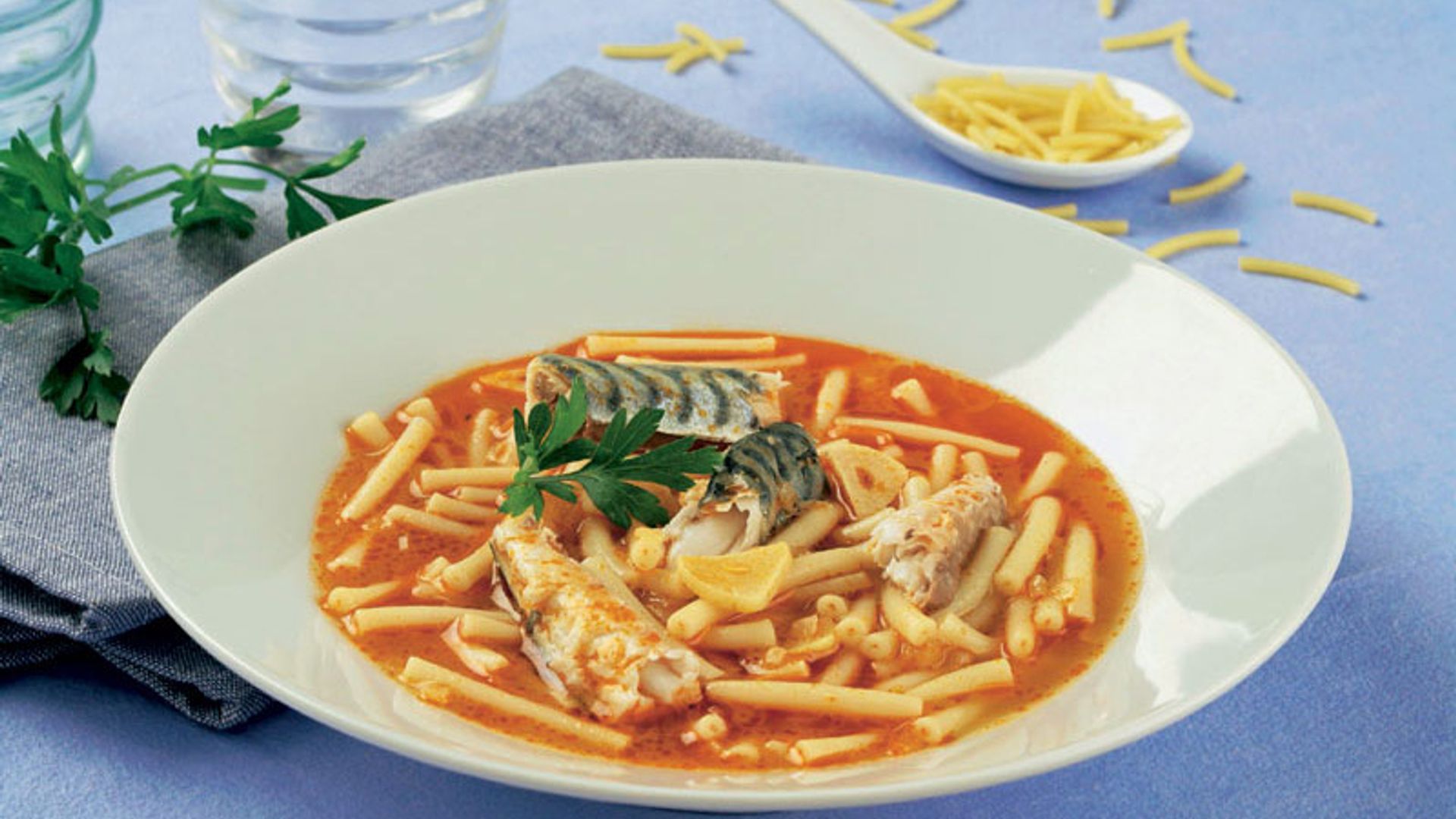 Verdel con fideos gruesos