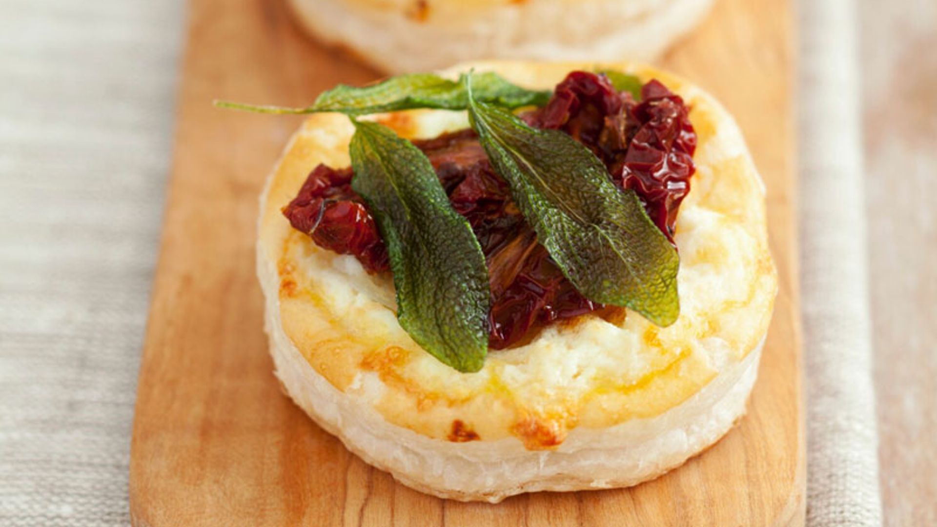 Volovanes rellenos de queso feta, tomate seco y salvia