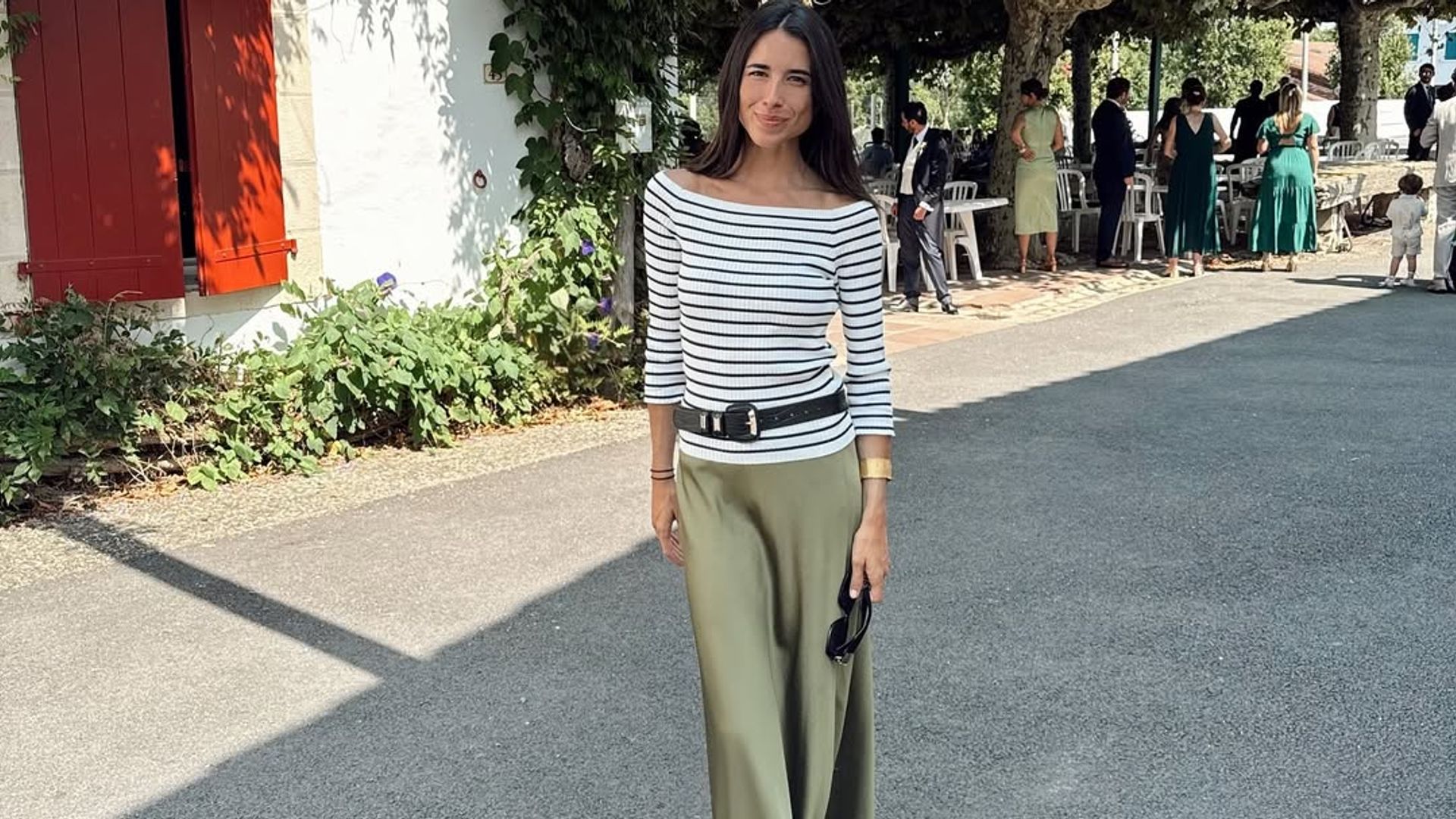 Ni muy casual ni demasiado formal: 7 looks para combinar la falda satinada esta primavera