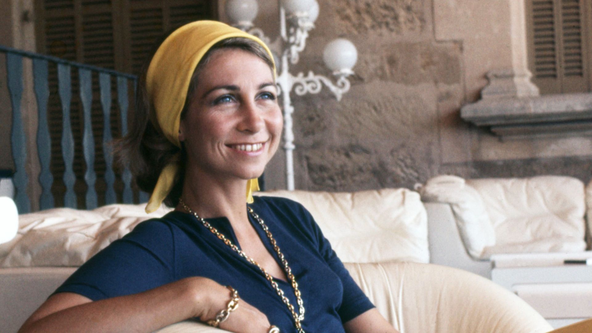 La reina Sofía en Mallorca, en los 70, con diadema ancha amarilla
