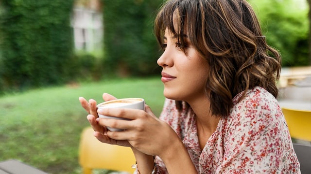 Mujer relajada tomando café