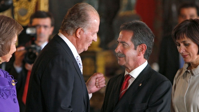 rey juan carlos y miguel angel revilla