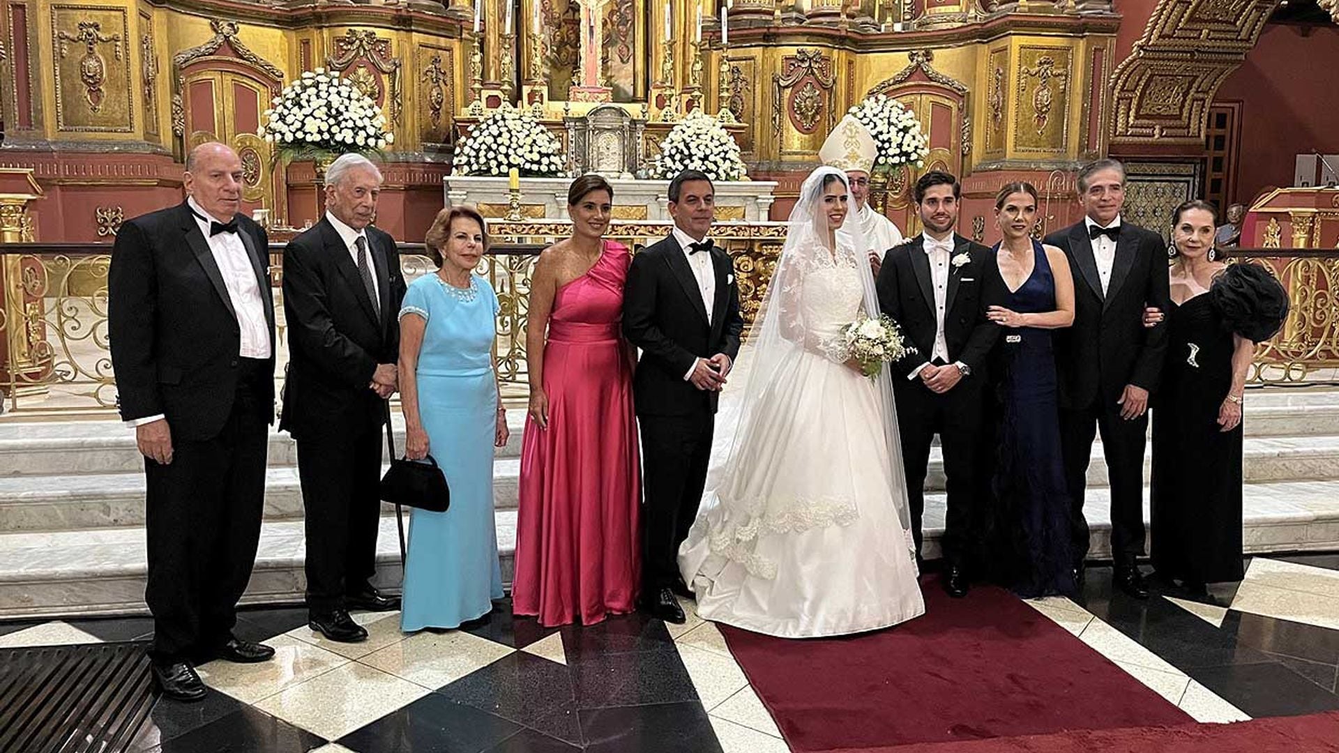 Mario Vargas Llosa asiste en Perú a la boda de su nieta Josefina acompañado de Patricia Llosa y sus hijos