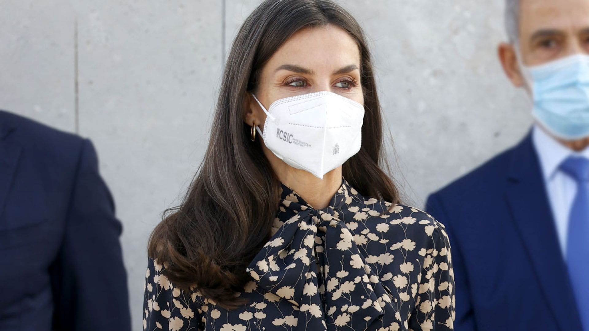 ¡Un estreno con anécdota! La Reina acierta con su vestido floral de Massimo Dutti