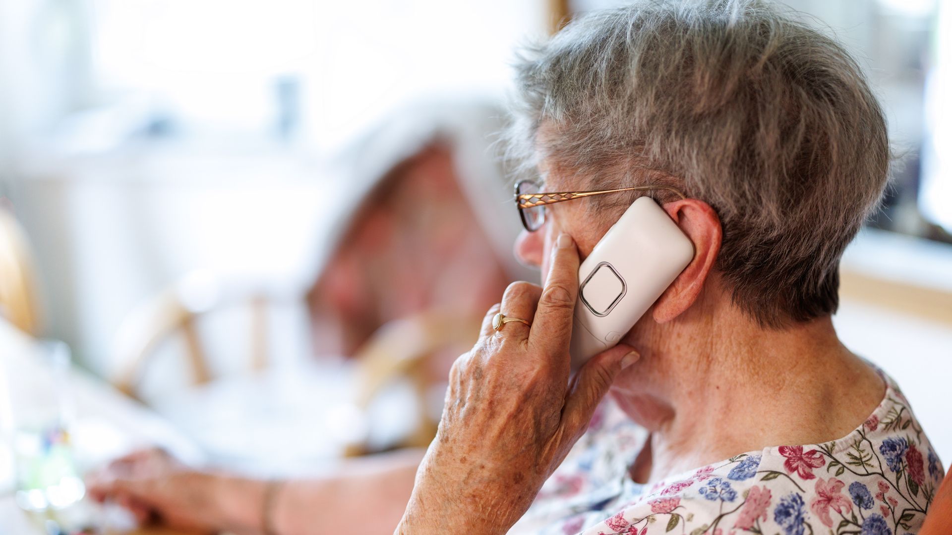 mujer anciana hablando por teléfono