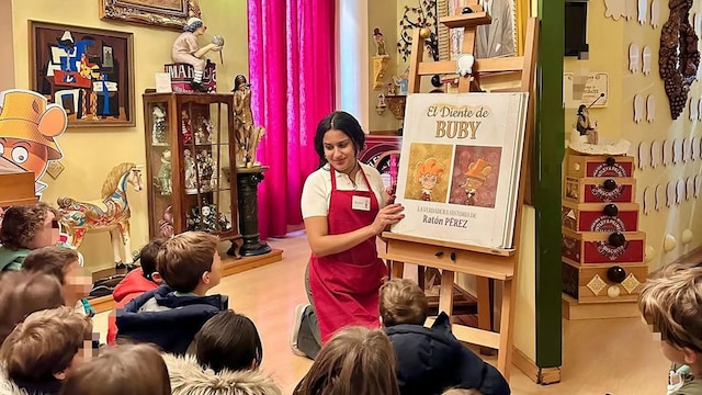 Casita Museo de Ratón Pérez en Madrid. Niños atienden a una actividad.