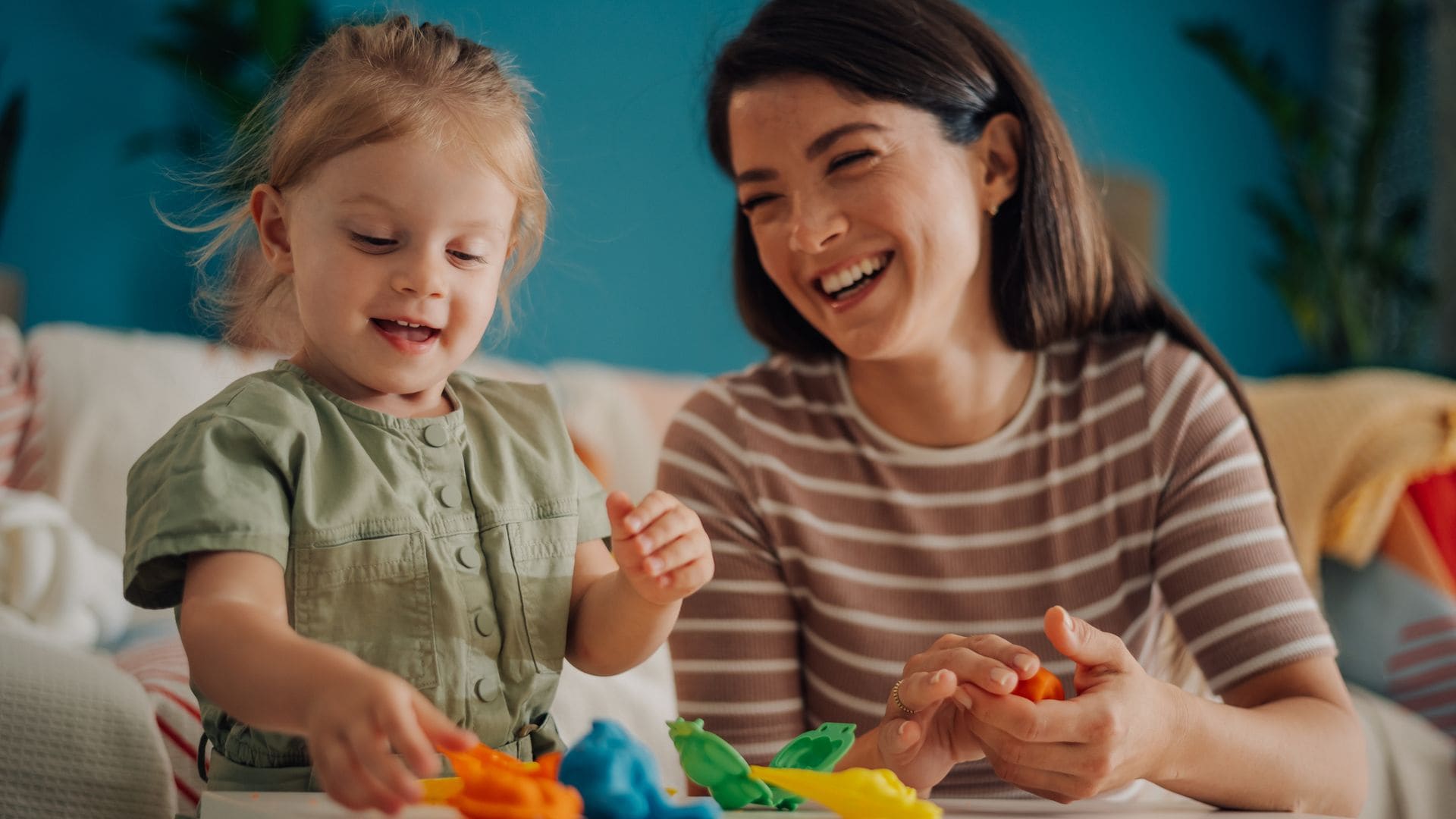 Madre e hija hacen manualidades