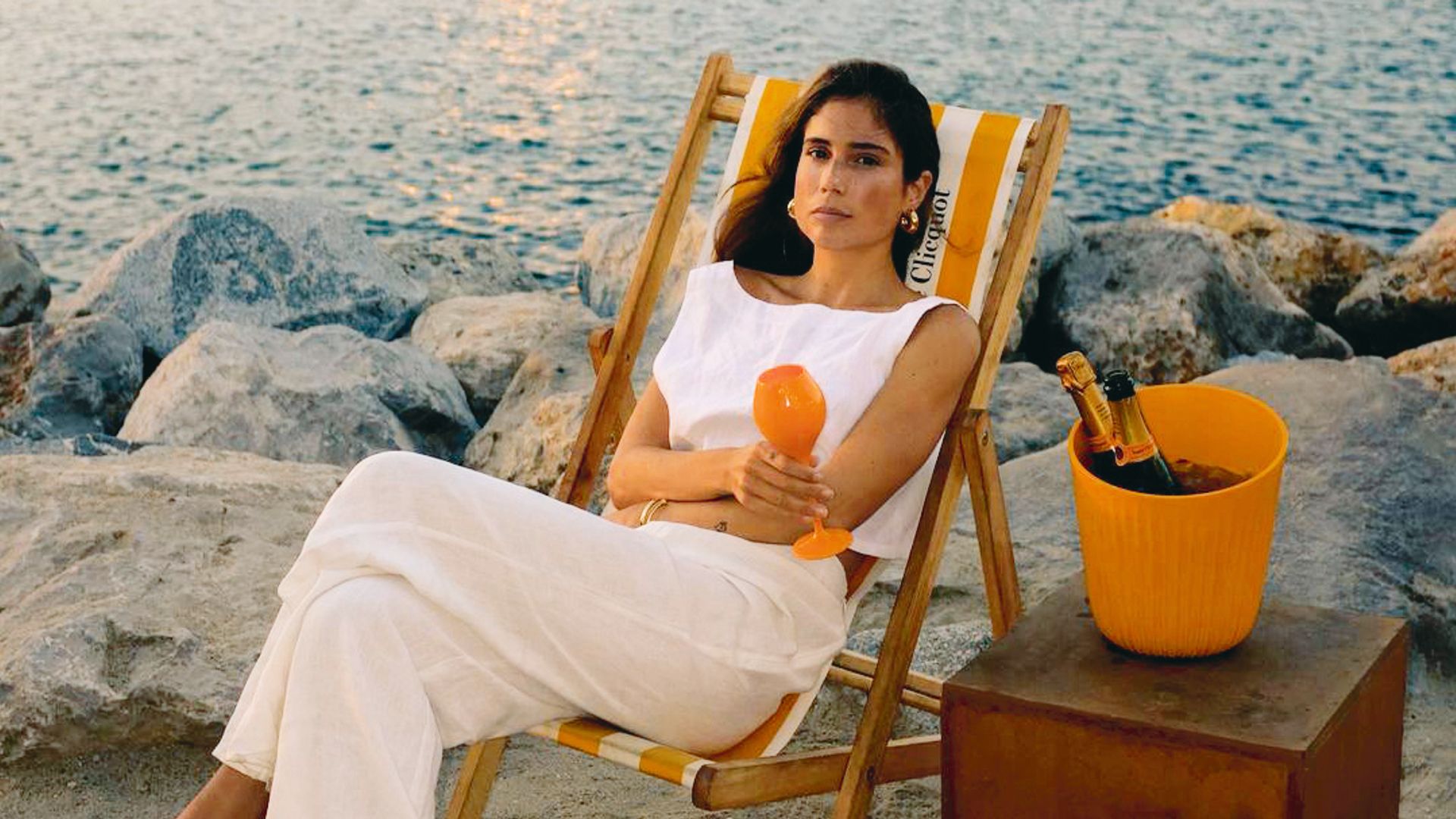 Café viral, playa y uno de los restaurantes de moda: el día perfecto de Belén Hostalet en Barcelona