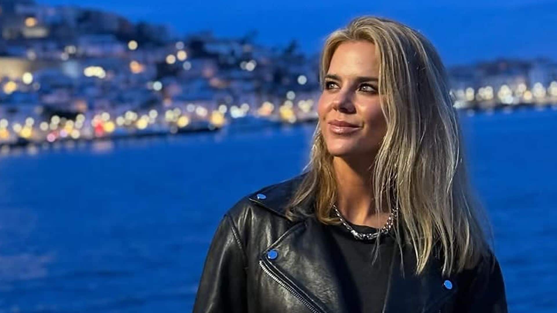Amelia Bono, muy roquera en Ibiza con una 'biker' de cuero y minifalda de lentejuelas