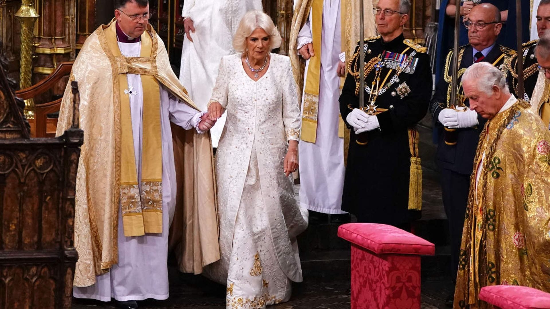 El diseñador del vestido de coronación de Camilla cuenta los entresijos del 'mayor encargo de mi vida'