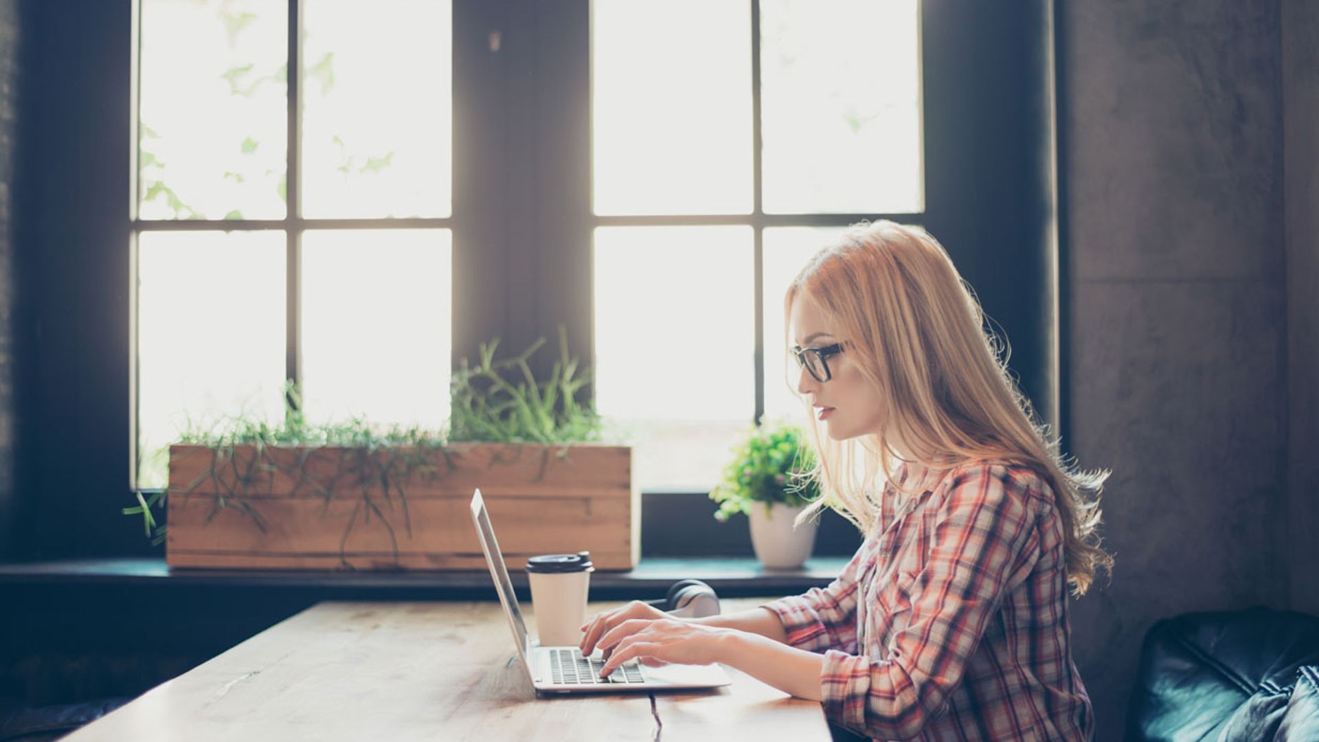 Consejos para teletrabajar evitando que tu espalda sufra