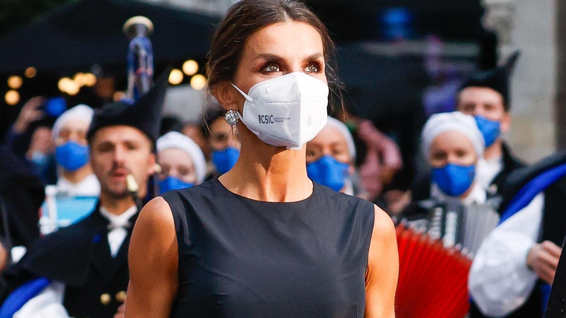 Doña Letizia se supera con su vestido español de estilo 'New Look' y pendientes con historia