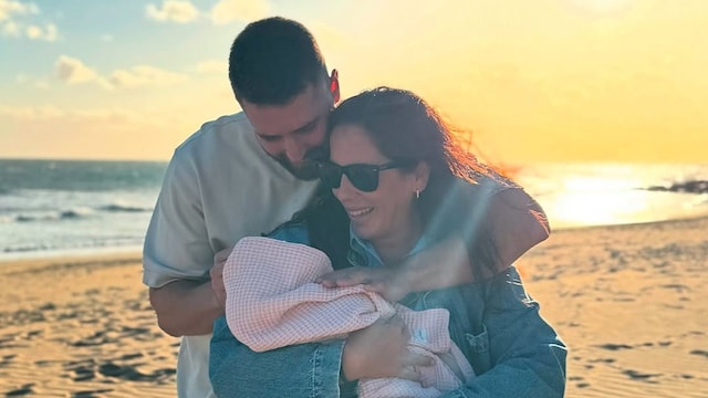 Anabel Pantoja y su pareja David Rodríguez junto a su hija Alma 