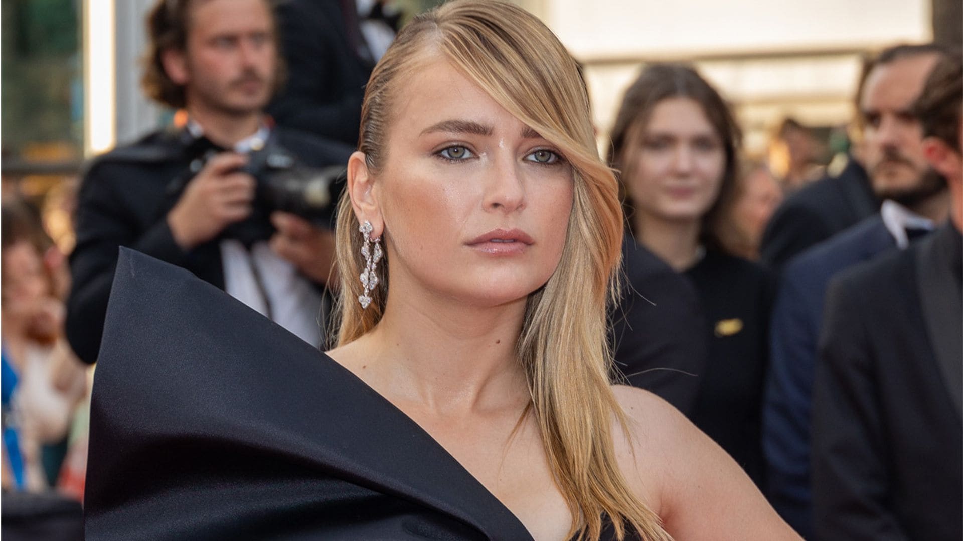 Hablamos con Camille Razat sobre belleza, autoconfianza y su papel en 'Emily in Paris'
