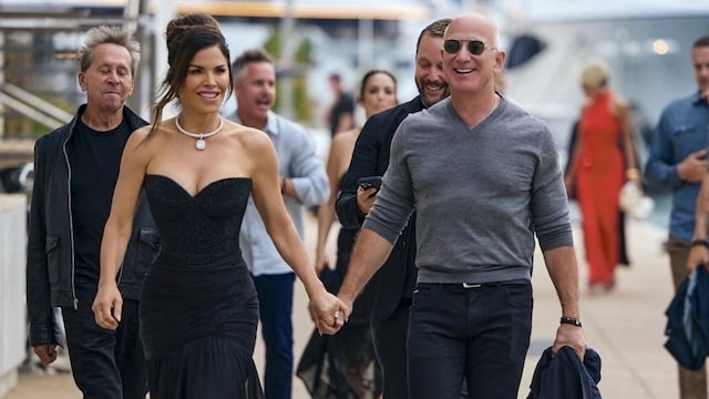 Lauren Sánchez y Jeff Bezos son captados durante un paseo rumbo a la cena en Cannes. La pareja se dirigía a la Global Gift Gala, donde Lauren fue homenajeada por su trabajo filantrópico.