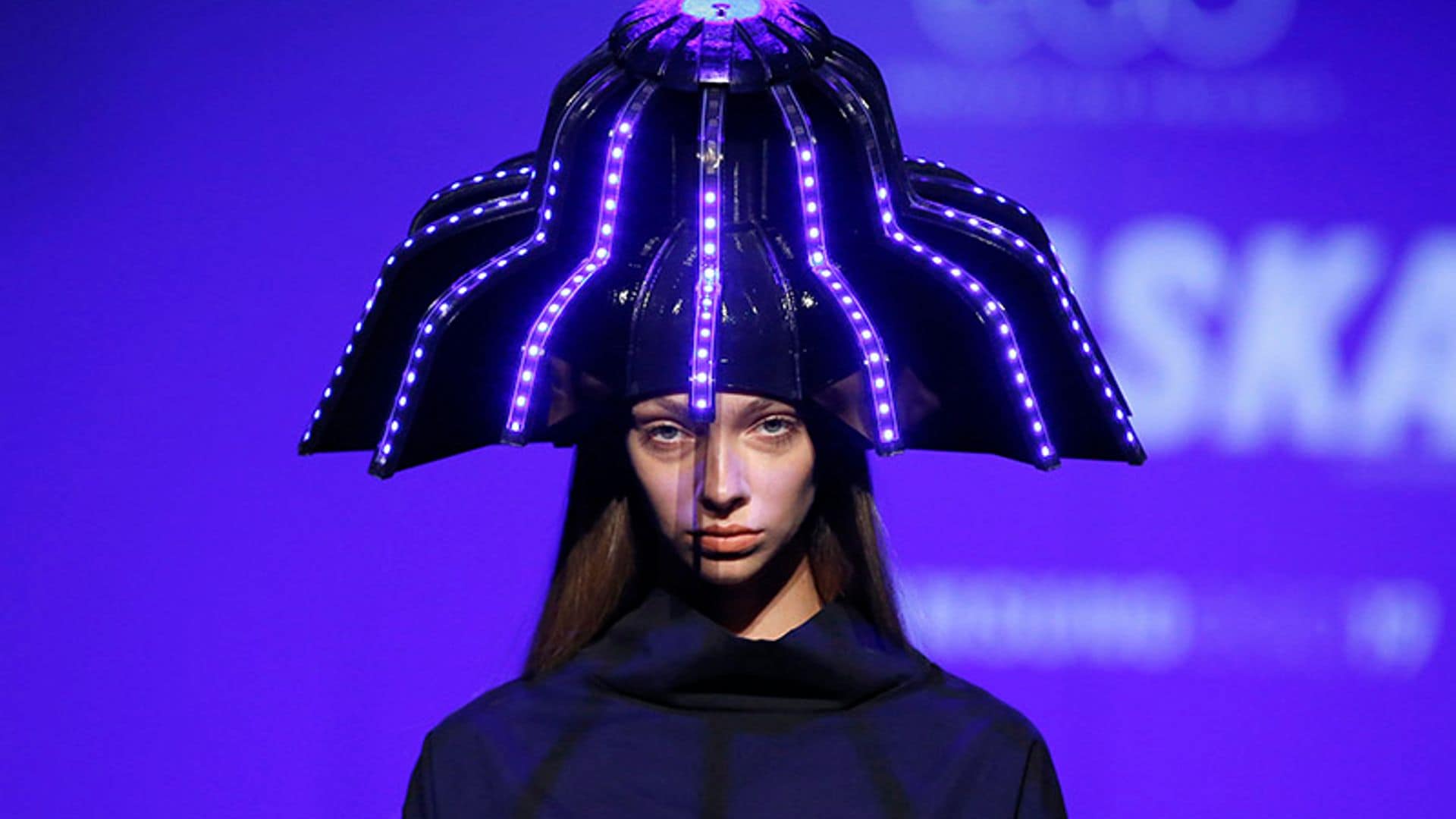 Betiana Pavón, la ganadora de Samsung EGO, abre la pasarela madrileña con sombreros del futuro