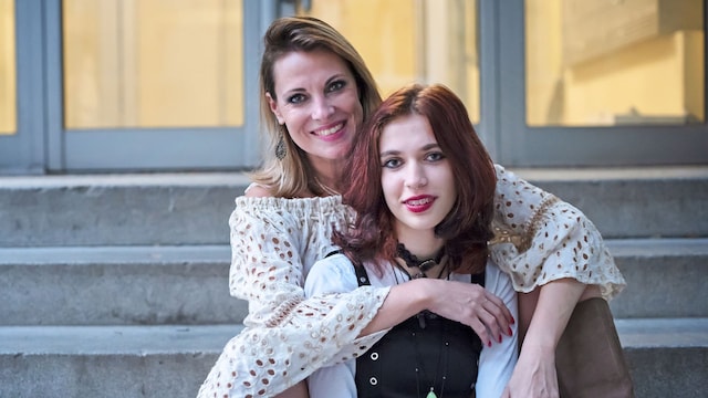Madre con su hija adolescente