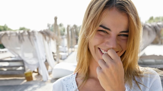 Mujer mordiéndose las uñas