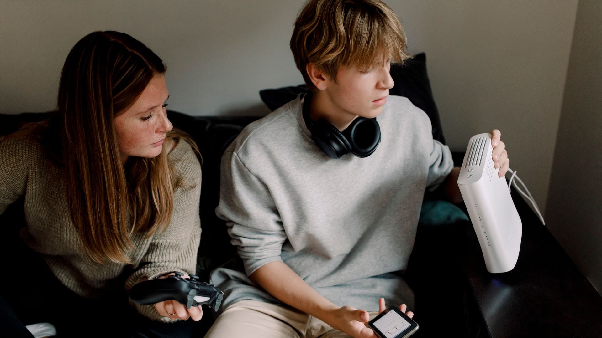 Pareja de adolescentes comprobando el router 
