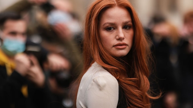 Rostro de madelaine petsch con cabello suelto ondulado