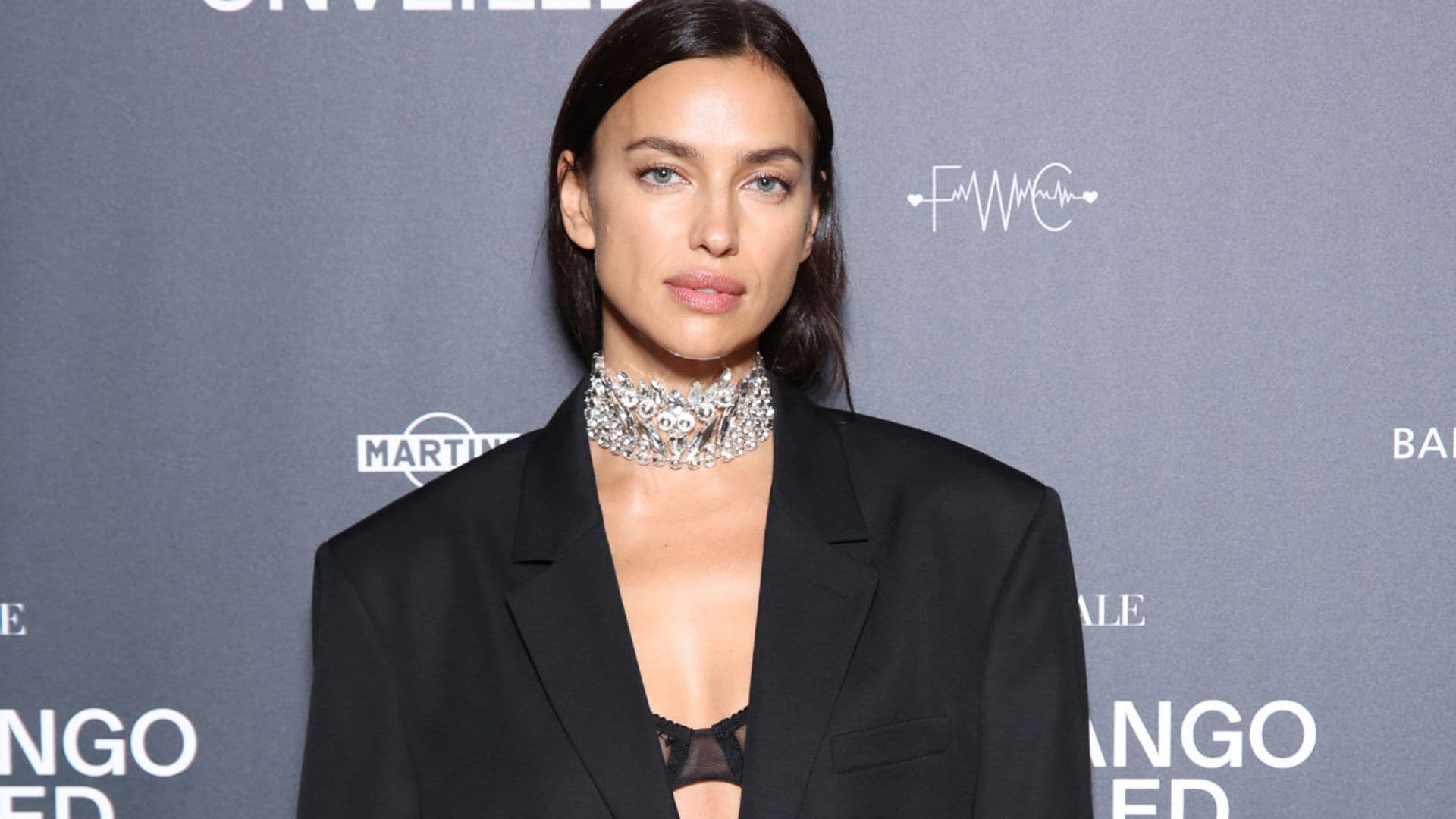Traje de Zara y zapatillas: el conjunto fácil de Irina Shayk que podrás llevar en tu próxima fiesta