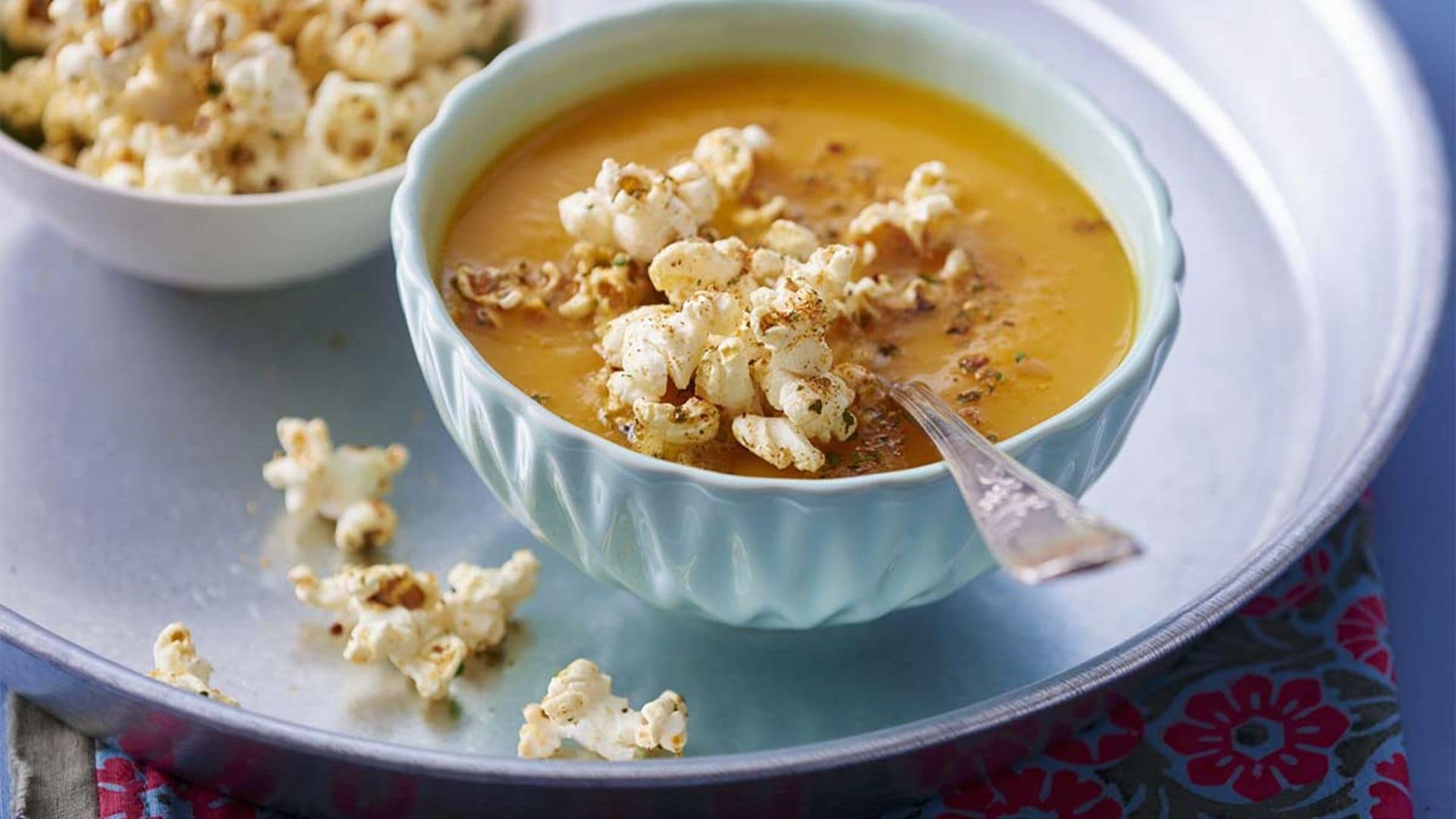 Crema de calabaza y calabacín con palomitas al pimentón