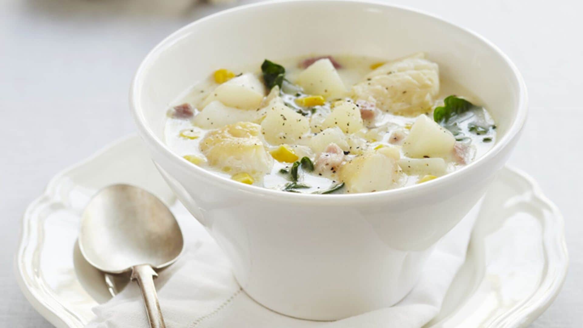 Sopa de bacalao con espinacas, beicon y maíz