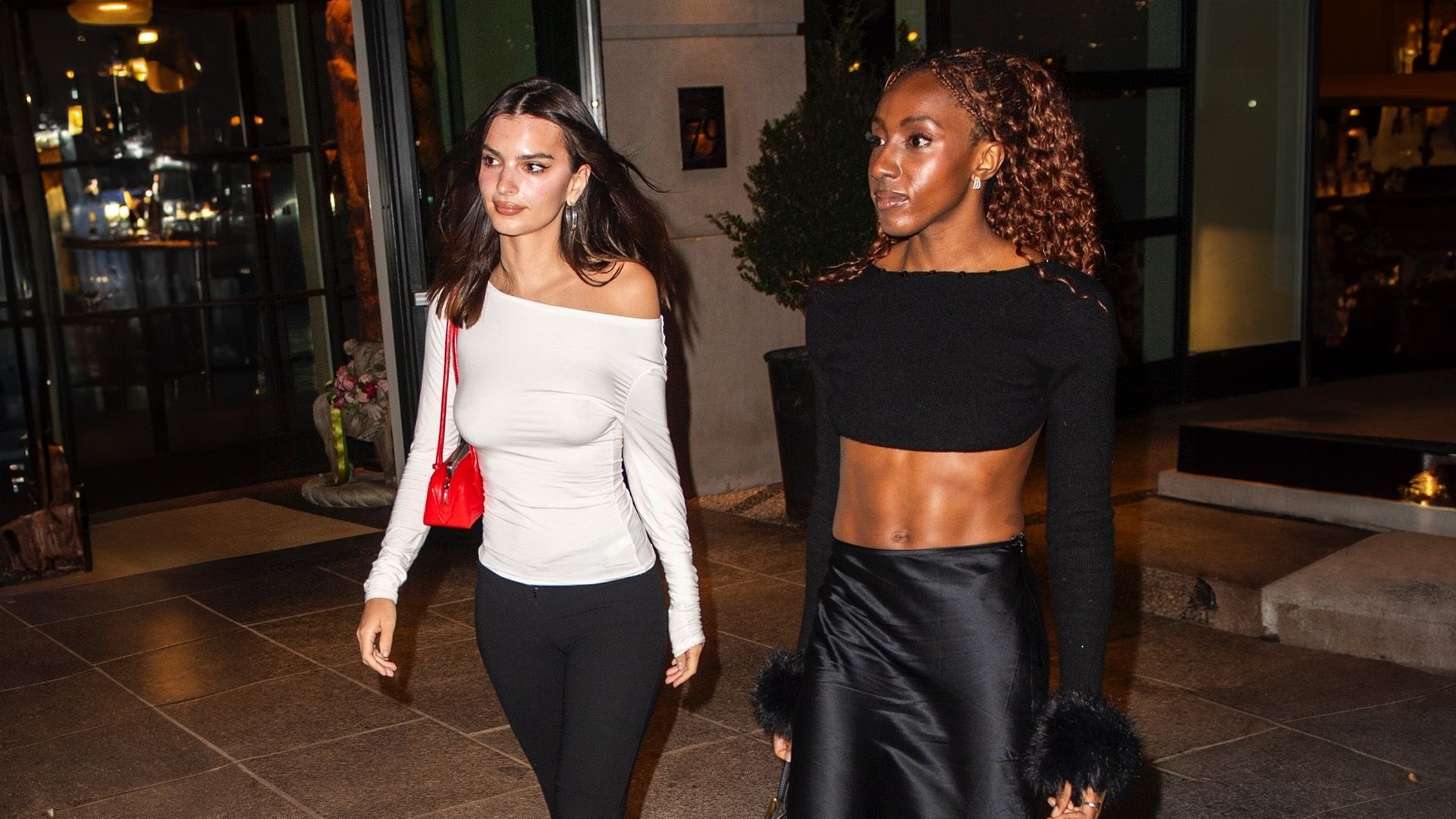 Emily Ratajkowski y su amiga recuperan el top 'Bardot' viral que ...