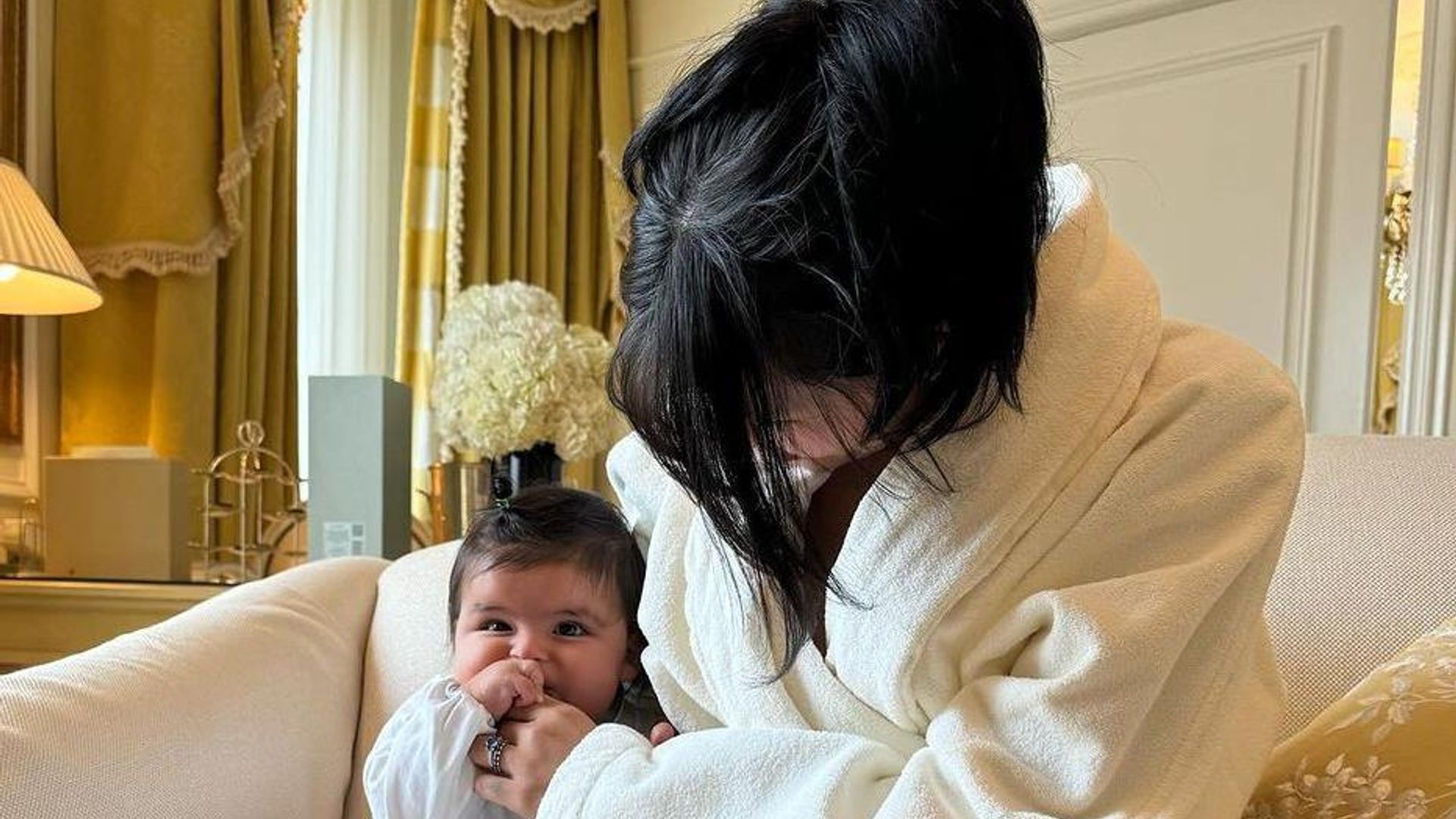 Cazzu comparte los posados más tiernos de su hija en Francia