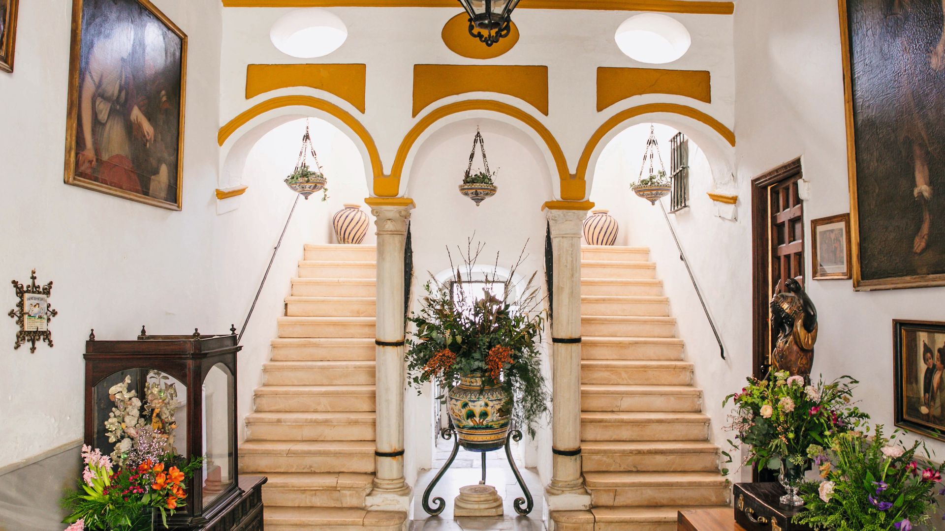 La escalera de mármol de la entrada principal, con óleo del Ángel de la Guarda de la escuela de Murillo