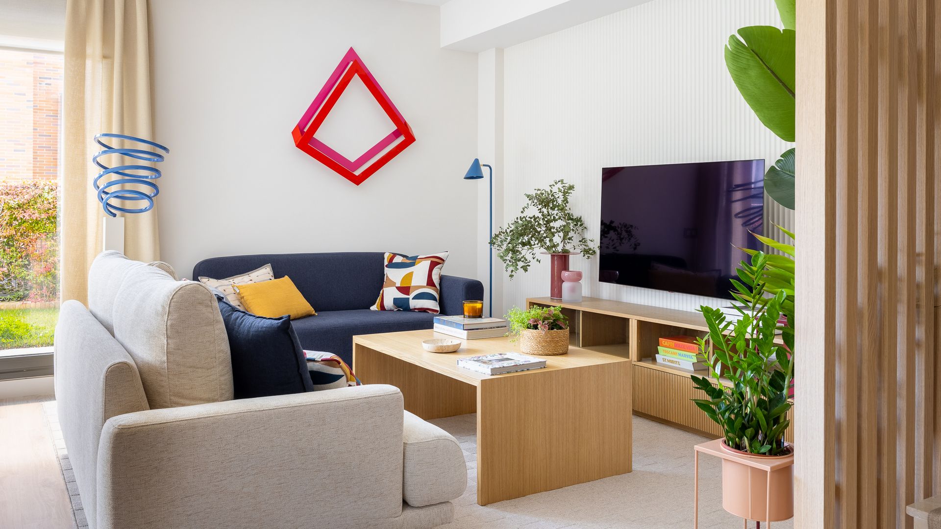 Color, arte y diseño a medida: un refugio de 180 m² con mucha personalidad en Colmenar Viejo