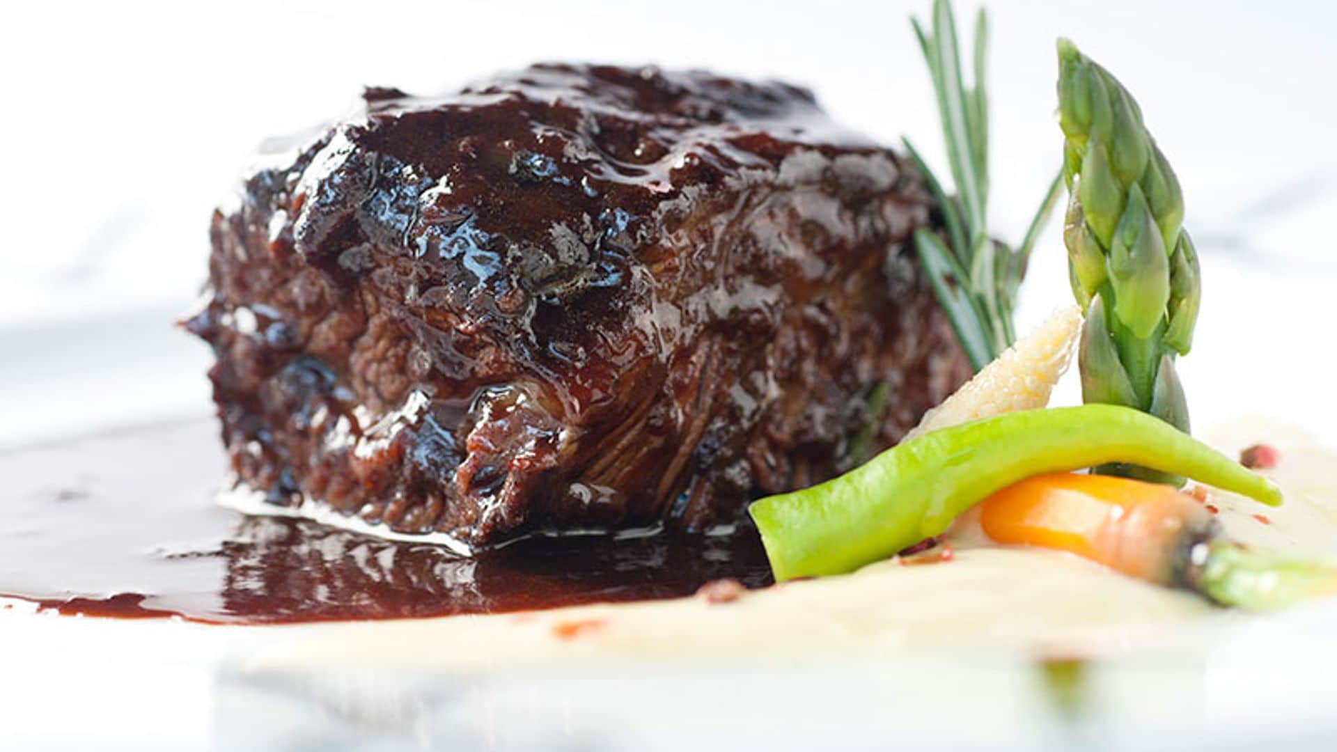 Carrillada de ternera glaseada con verduritas