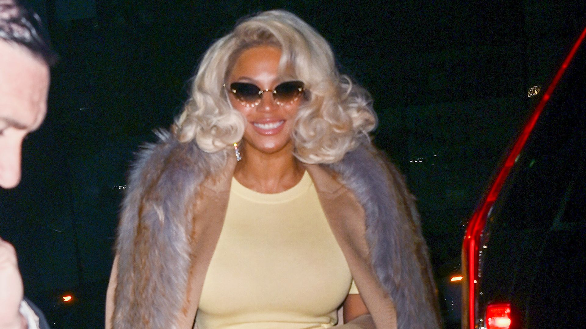 Beyoncé brilla con look amarillo y cabellera rubia en un evento en ...