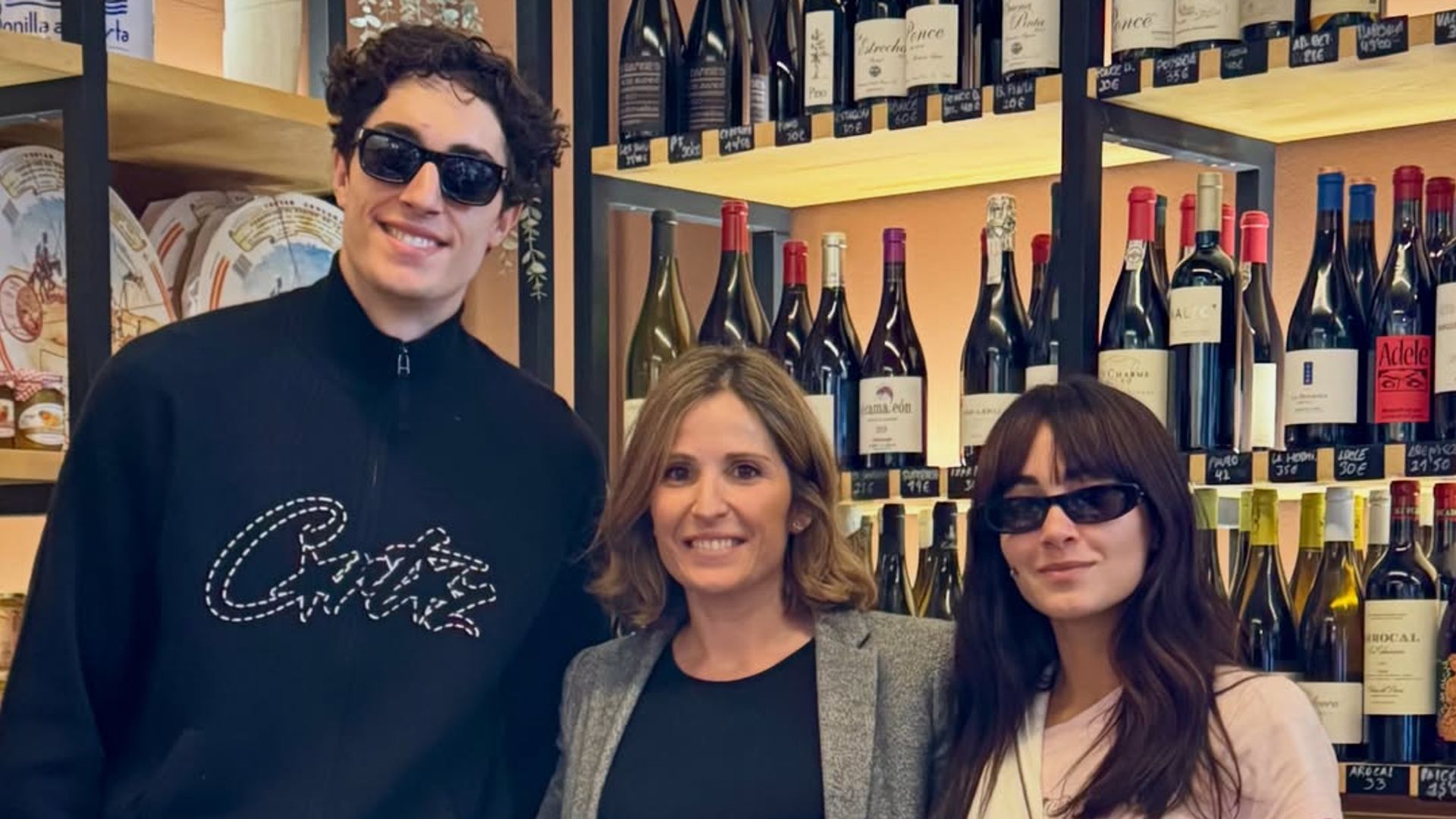 Aitana y Plex dejándose fotografiar con todos los trabajadores