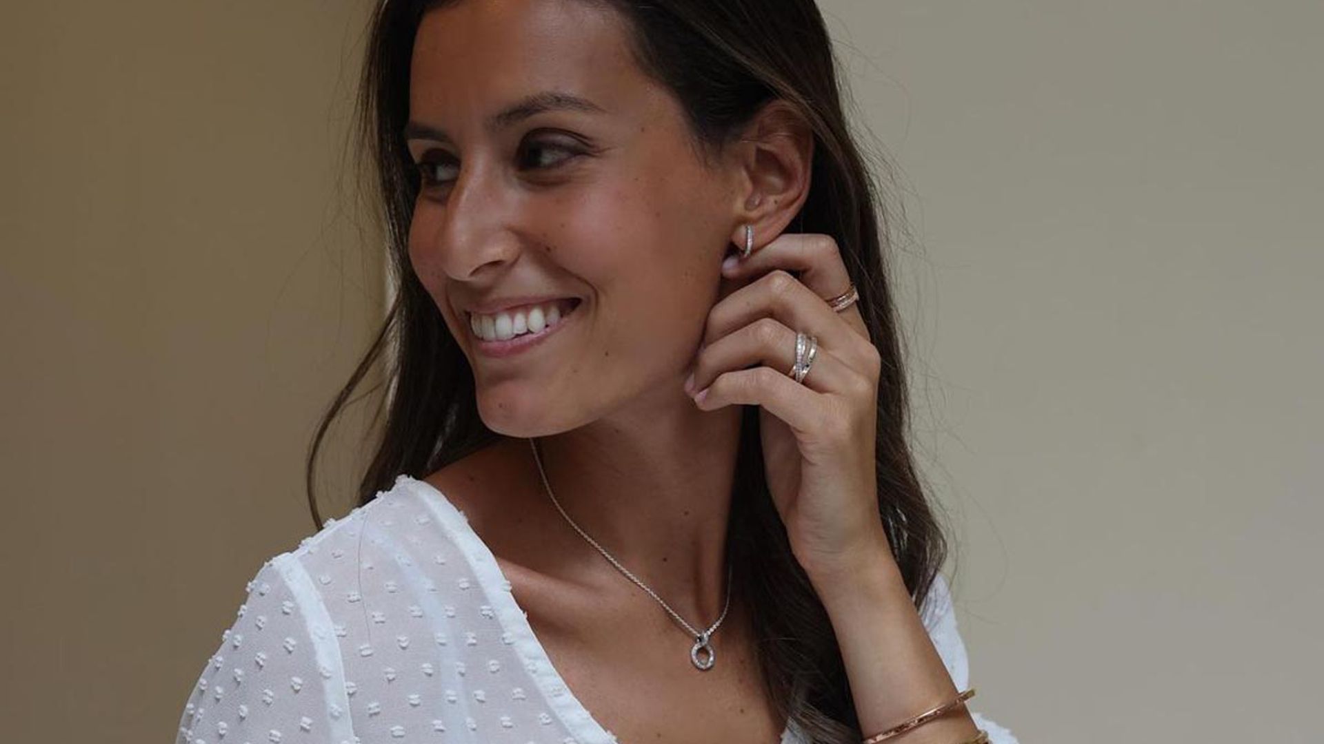 Ana Boyer y la blusa blanca con plumeti que buscan las chicas sencillas