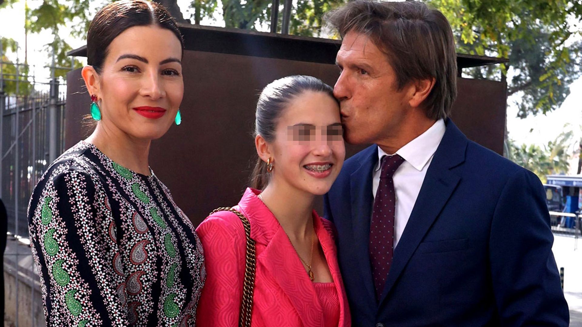 Manuel Díaz 'El Cordobés', con su mujer y su hija pequeña, arropa a su padre en la entrega de Medallas de Andalucía