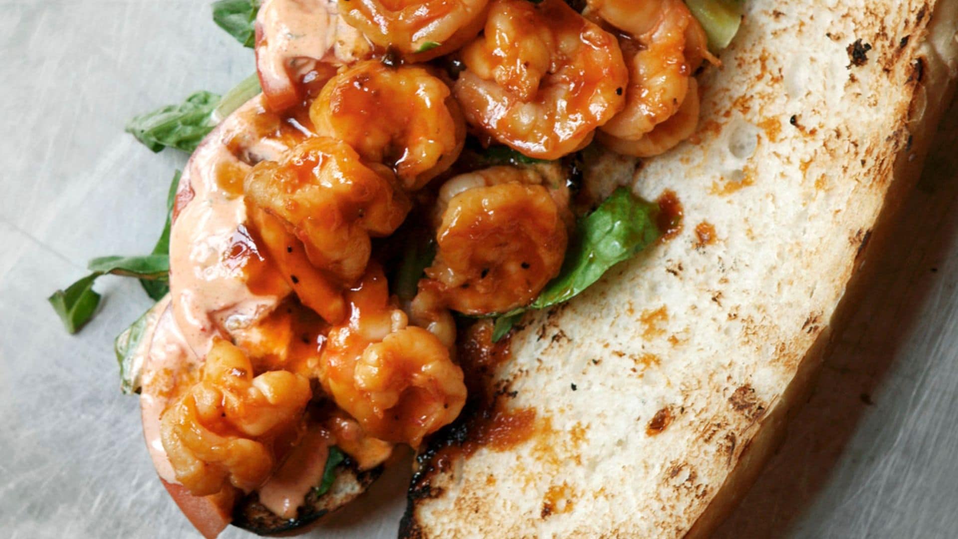 Bocadillo al estilo 'Po-boy' con salsa barbacoa