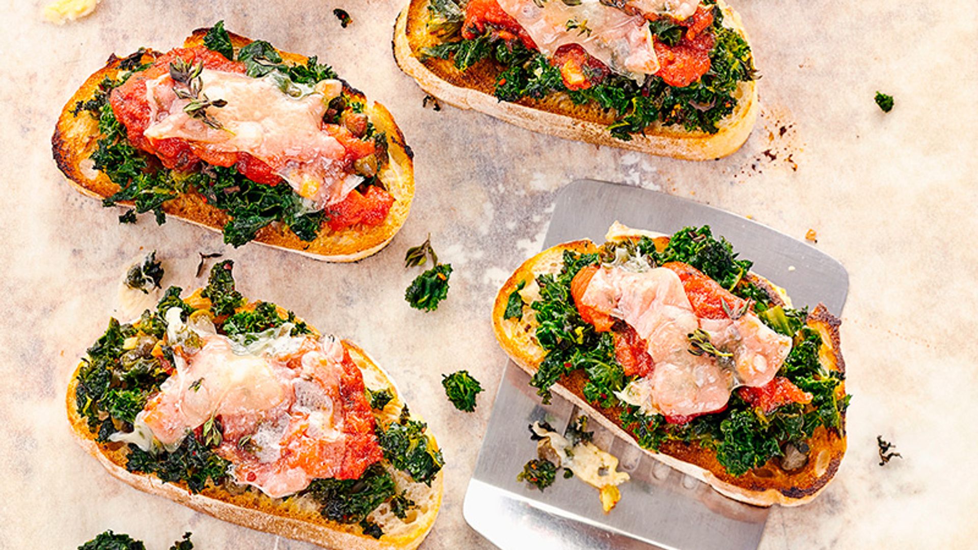 Crostini con kale, tomate y pavo