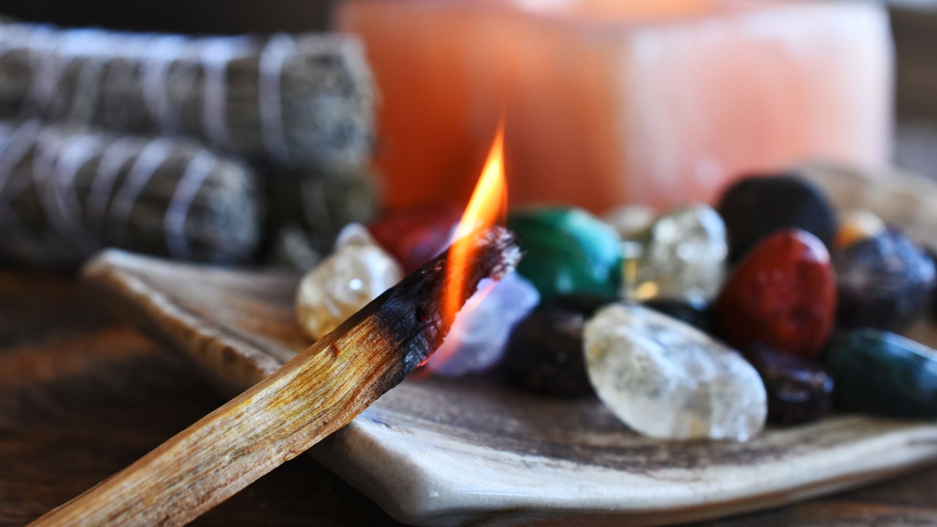 Palo santo quemándose