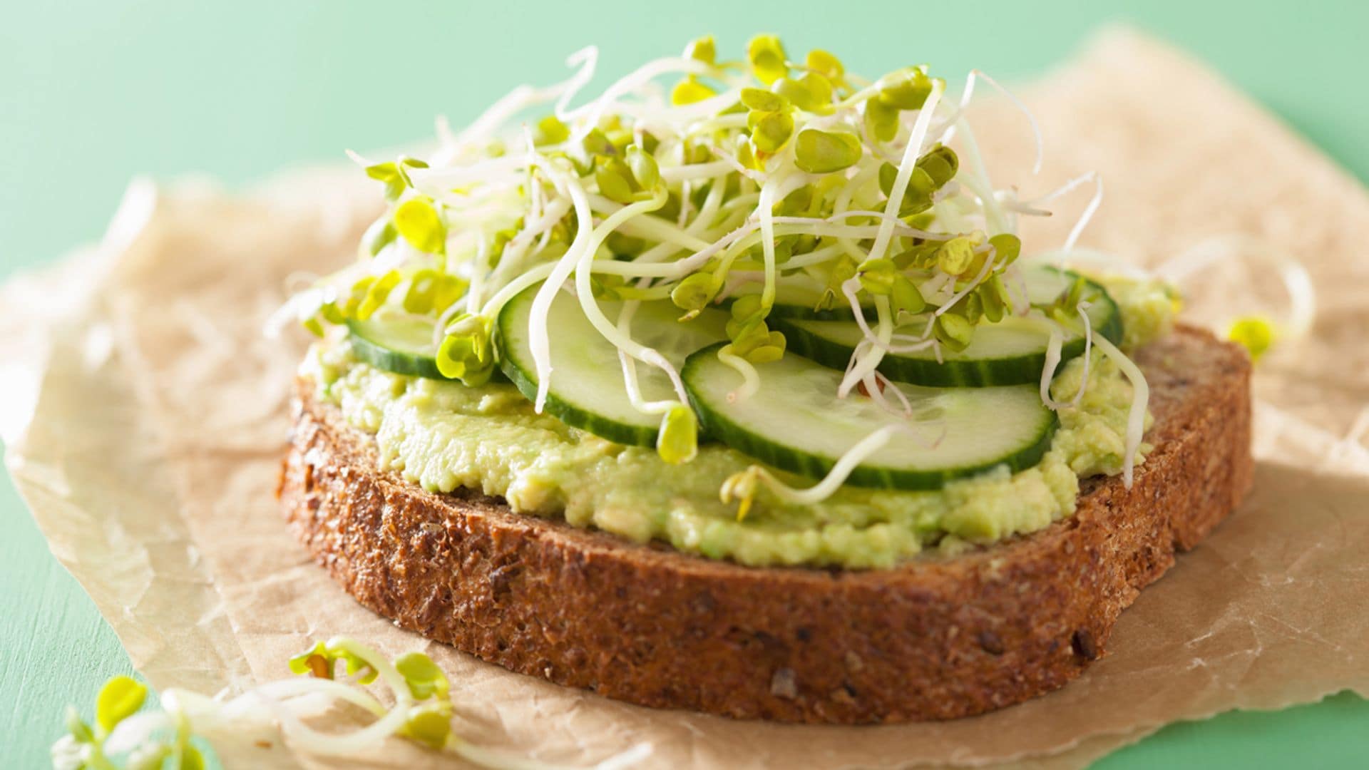 Tostada integral con aguacate, pepino y germinados